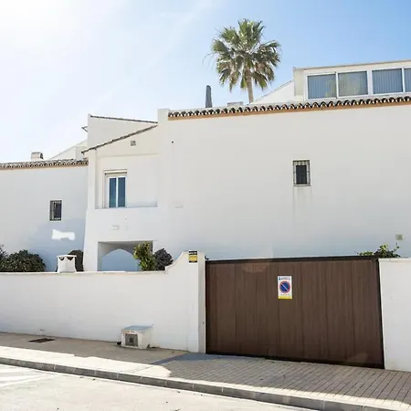 Frontline Townhouse El Rosario- 4 Bedrooms Feriehus Marbella