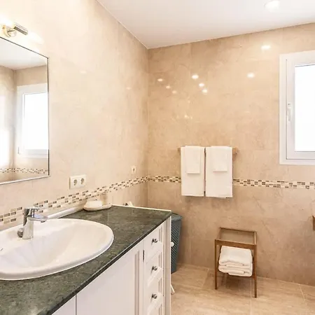 Frontline Townhouse El Rosario- 4 Bedrooms Feriehus Marbella