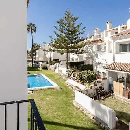 Frontline Townhouse El Rosario- 4 Bedrooms Feriehus Marbella